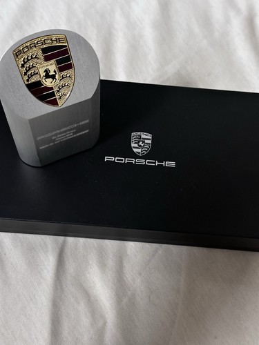 Porsche silver logo pylon - logo, pylon-dr